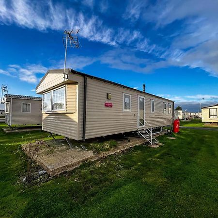 Great 8 Berth Caravan For Hire At St Osyth Beach In Essex Ref 28123Gc Клактън он Сий Екстериор снимка