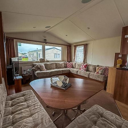 Great 8 Berth Caravan For Hire At St Osyth Beach In Essex Ref 28123Gc Клактън он Сий Екстериор снимка
