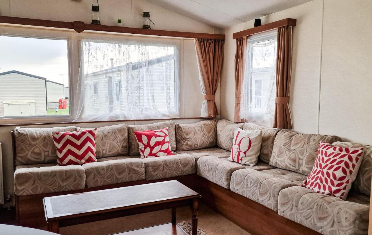 Great 8 Berth Caravan For Hire At St Osyth Beach In Essex Ref 28123Gc Клактън он Сий Екстериор снимка