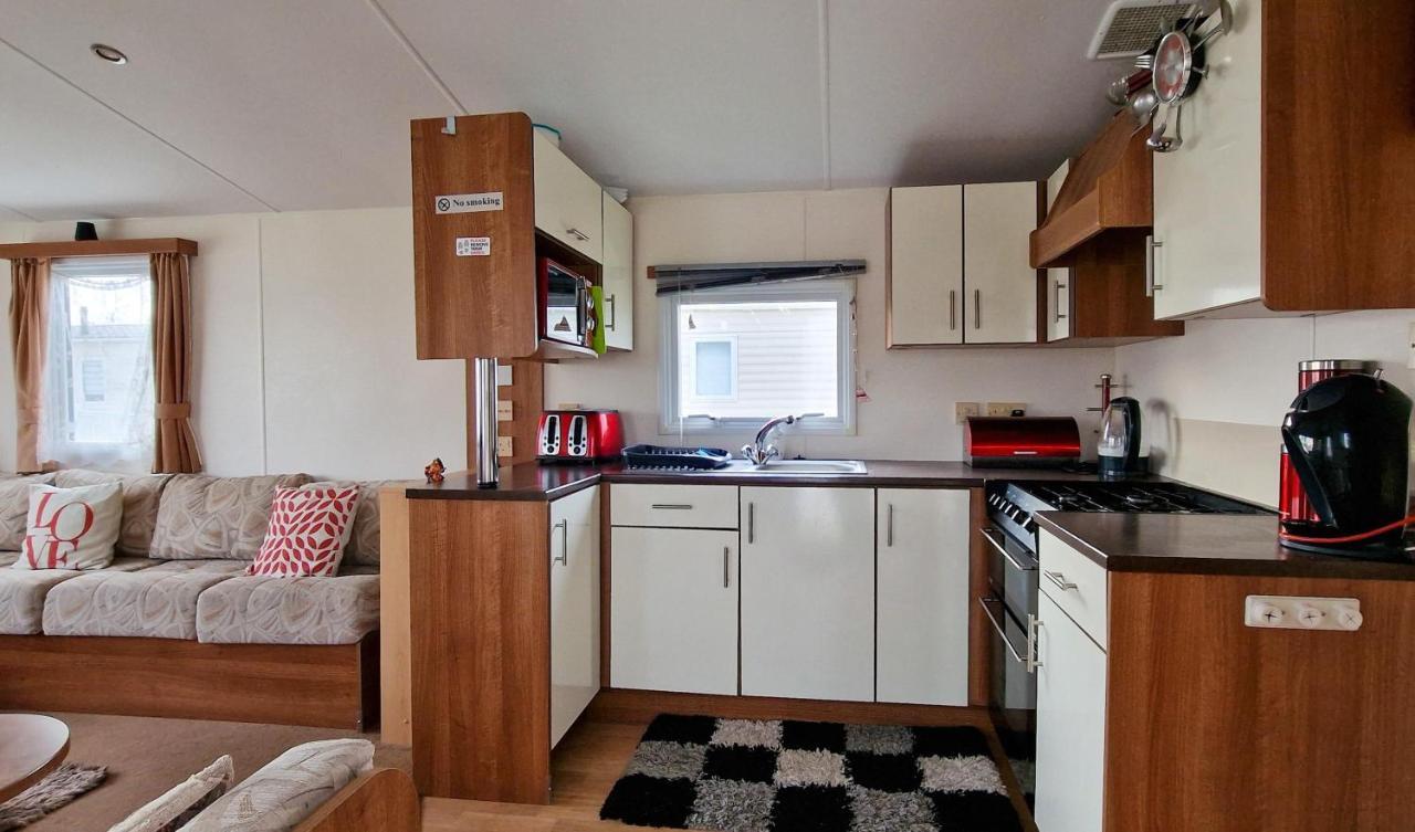 Great 8 Berth Caravan For Hire At St Osyth Beach In Essex Ref 28123Gc Клактън он Сий Екстериор снимка