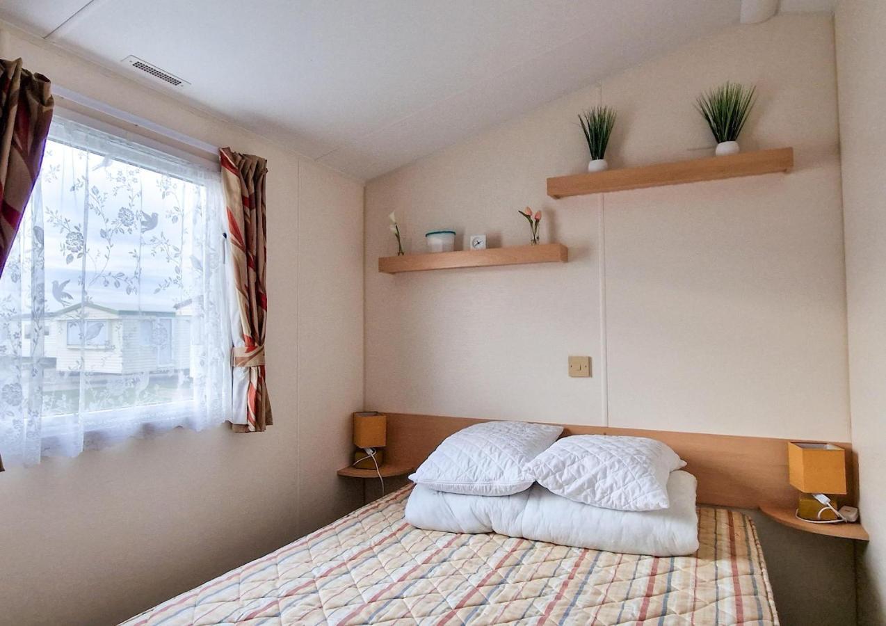 Great 8 Berth Caravan For Hire At St Osyth Beach In Essex Ref 28123Gc Клактън он Сий Екстериор снимка