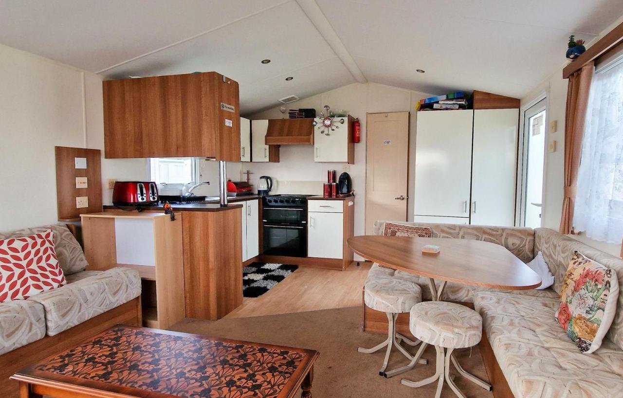 Great 8 Berth Caravan For Hire At St Osyth Beach In Essex Ref 28123Gc Клактън он Сий Екстериор снимка