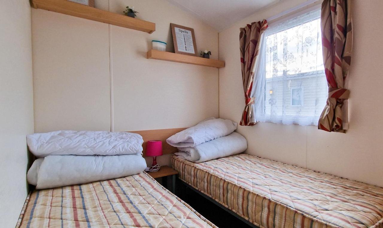 Great 8 Berth Caravan For Hire At St Osyth Beach In Essex Ref 28123Gc Клактън он Сий Екстериор снимка