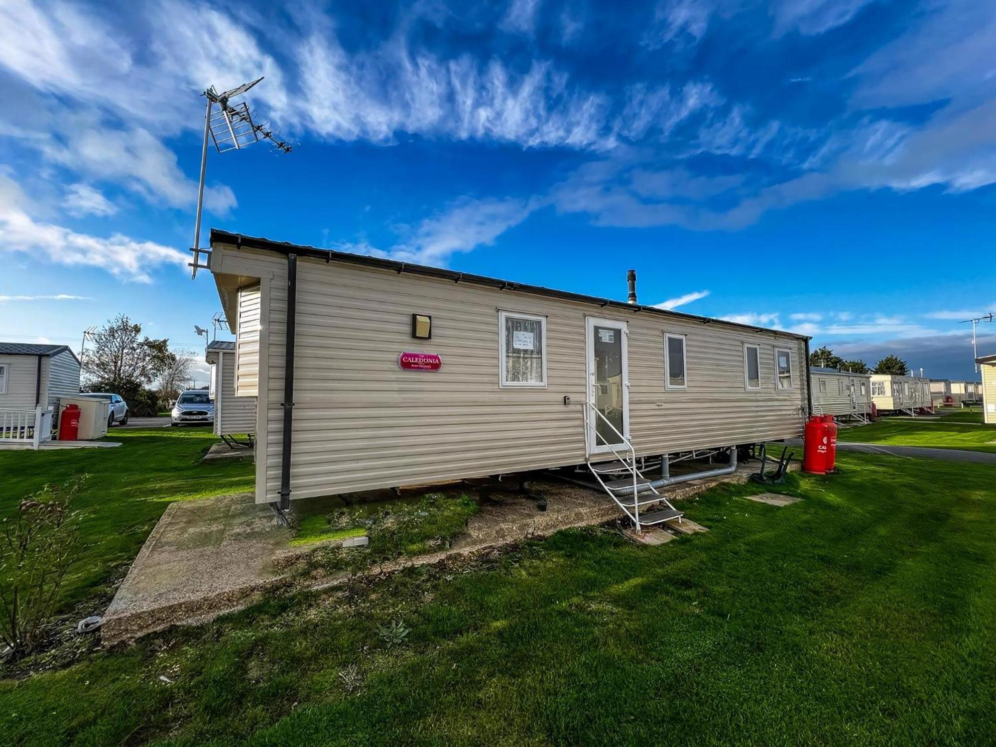 Great 8 Berth Caravan For Hire At St Osyth Beach In Essex Ref 28123Gc Клактън он Сий Екстериор снимка