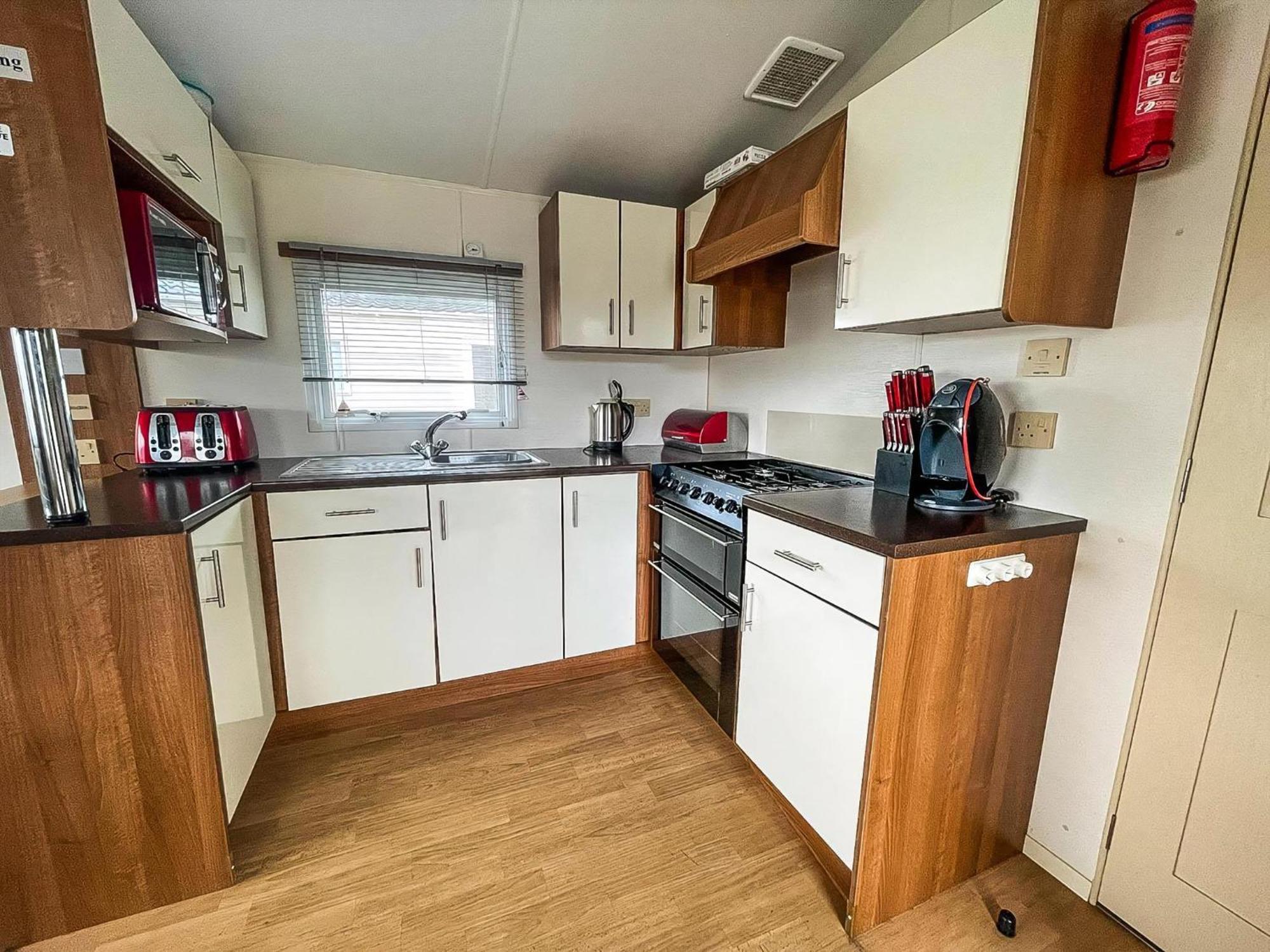 Great 8 Berth Caravan For Hire At St Osyth Beach In Essex Ref 28123Gc Клактън он Сий Екстериор снимка