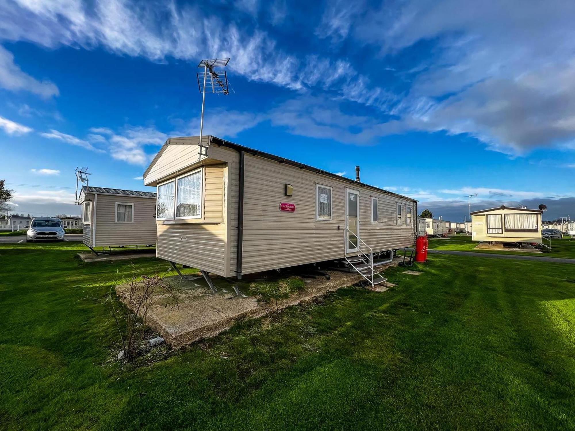 Great 8 Berth Caravan For Hire At St Osyth Beach In Essex Ref 28123Gc Клактън он Сий Екстериор снимка