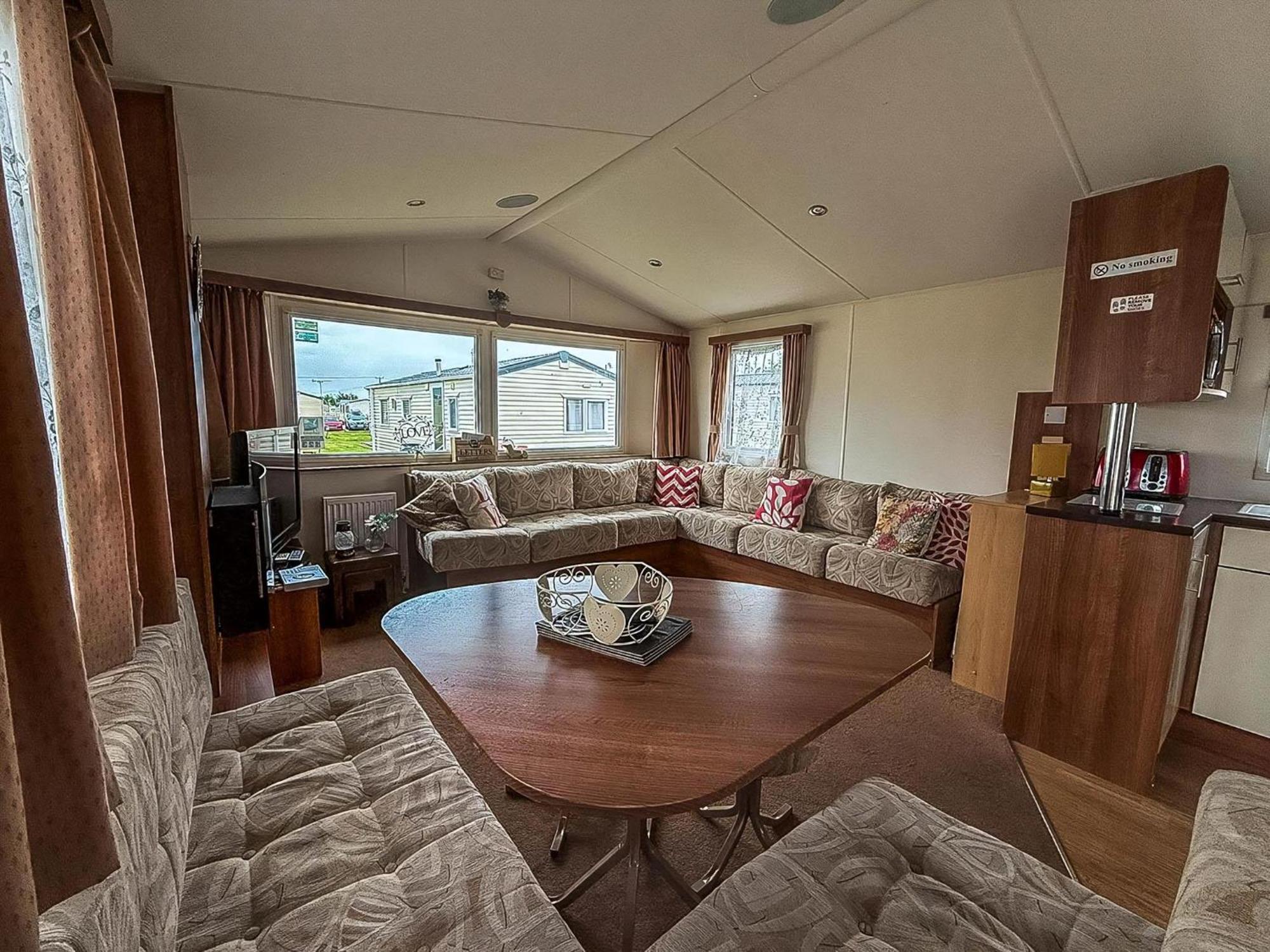 Great 8 Berth Caravan For Hire At St Osyth Beach In Essex Ref 28123Gc Клактън он Сий Екстериор снимка