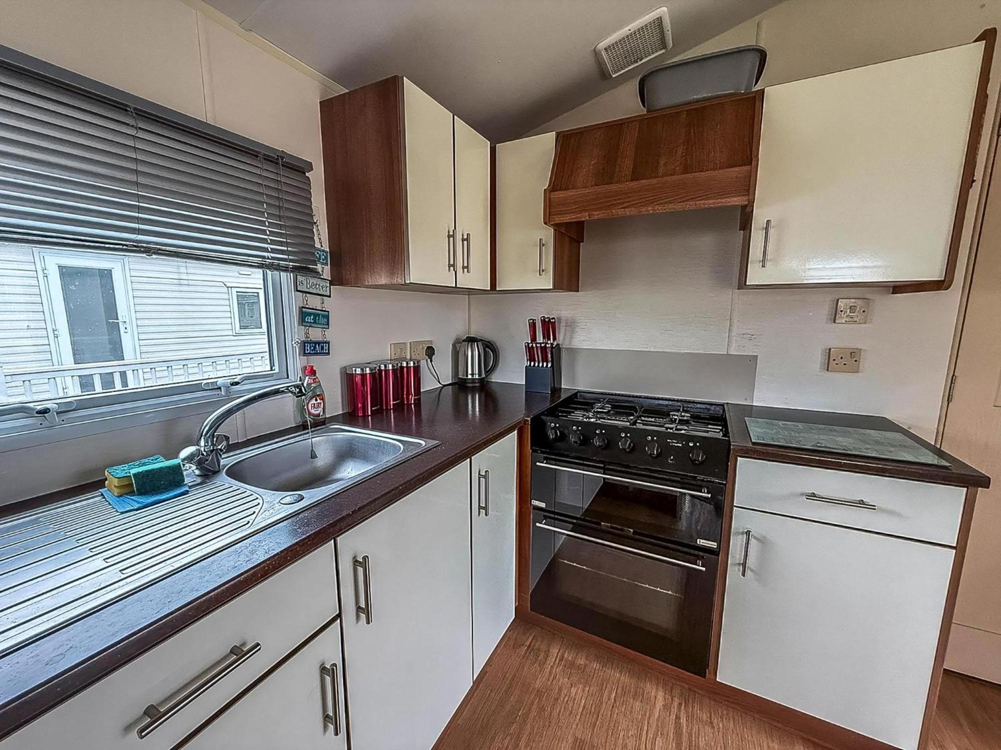 Great 8 Berth Caravan For Hire At St Osyth Beach In Essex Ref 28123Gc Клактън он Сий Екстериор снимка