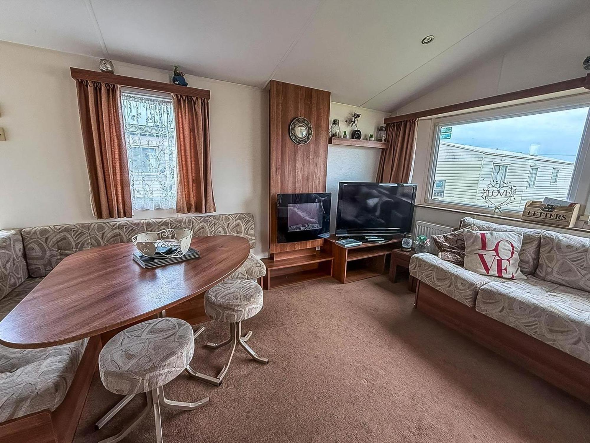 Great 8 Berth Caravan For Hire At St Osyth Beach In Essex Ref 28123Gc Клактън он Сий Екстериор снимка