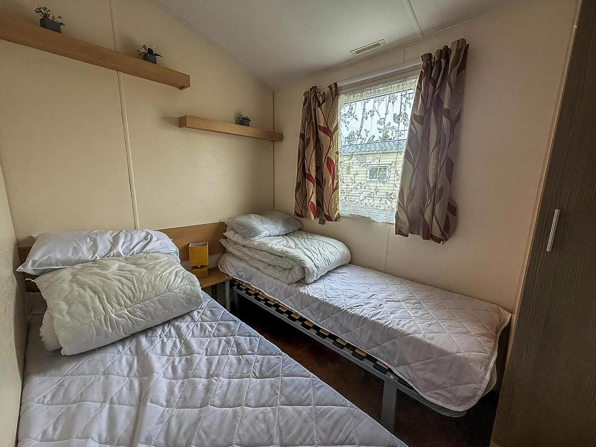 Great 8 Berth Caravan For Hire At St Osyth Beach In Essex Ref 28123Gc Клактън он Сий Екстериор снимка