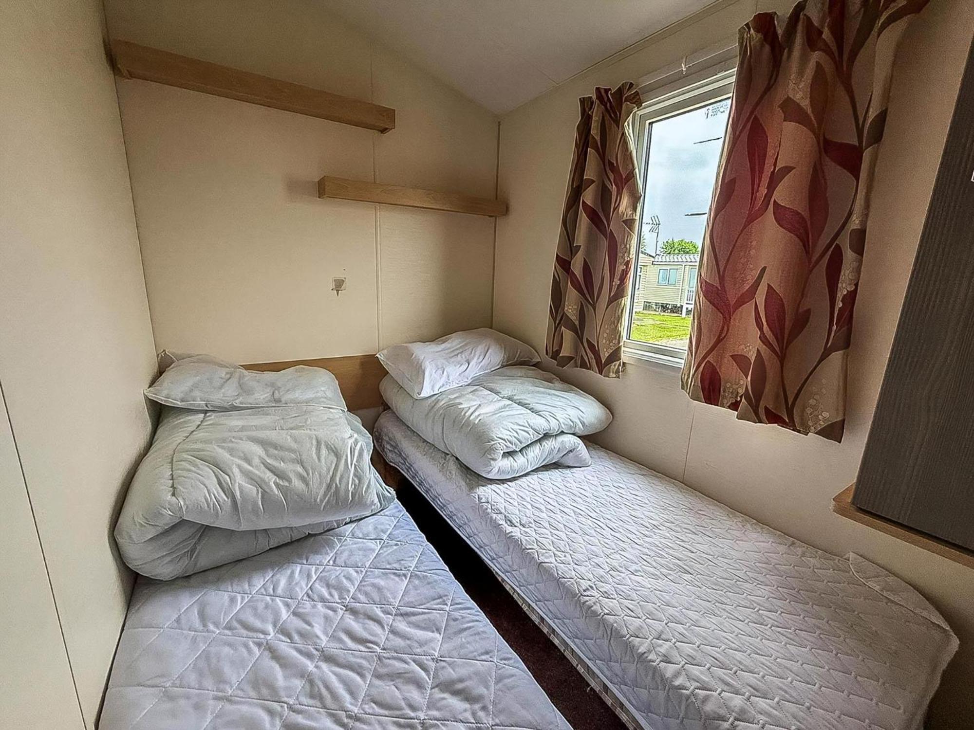 Great 8 Berth Caravan For Hire At St Osyth Beach In Essex Ref 28123Gc Клактън он Сий Екстериор снимка