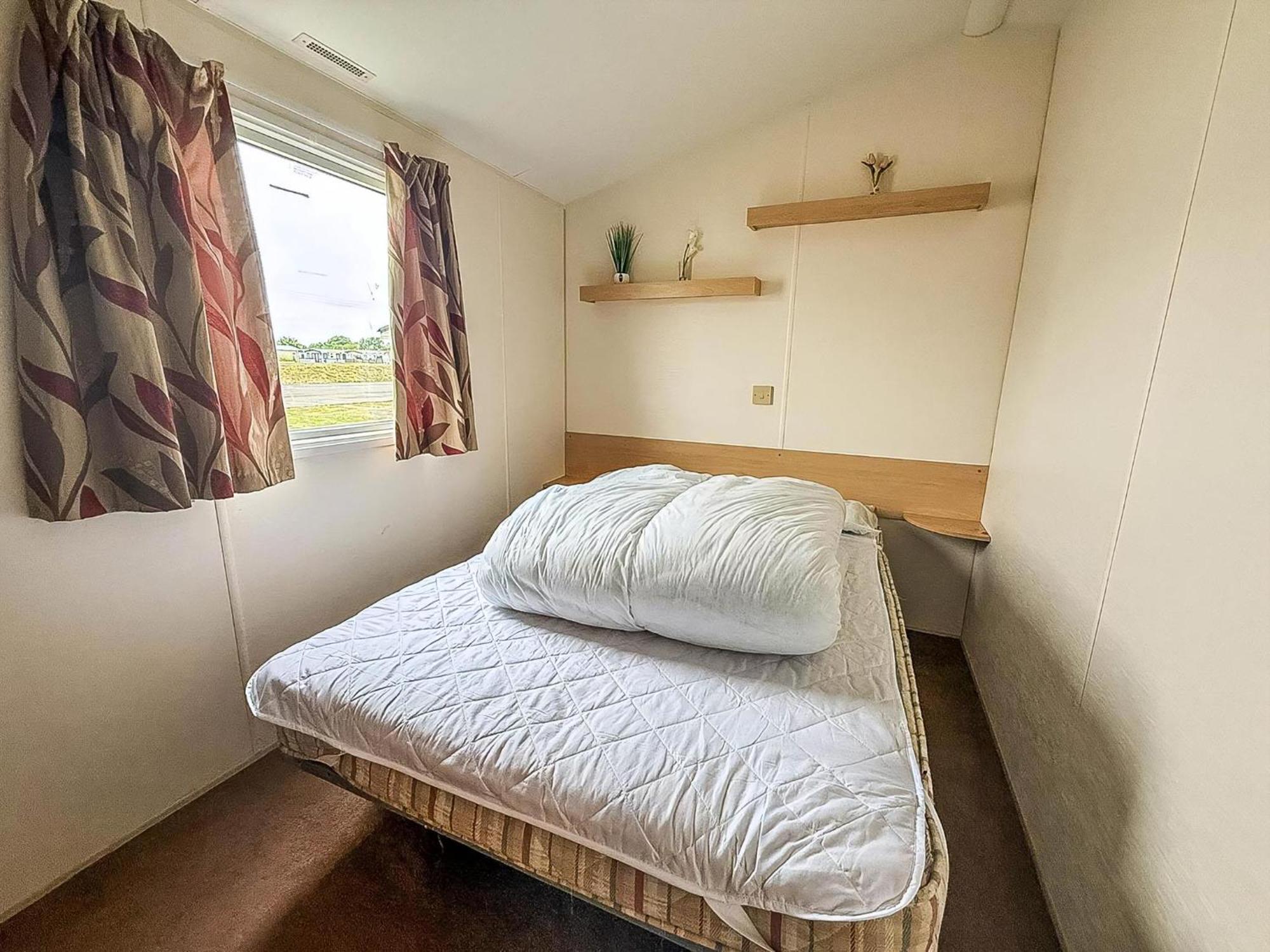 Great 8 Berth Caravan For Hire At St Osyth Beach In Essex Ref 28123Gc Клактън он Сий Екстериор снимка
